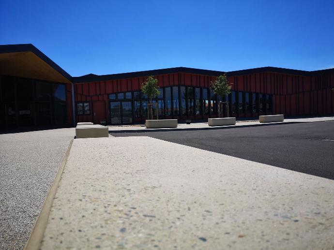 sécurisation bancs lycée aspect bouchardé materrup